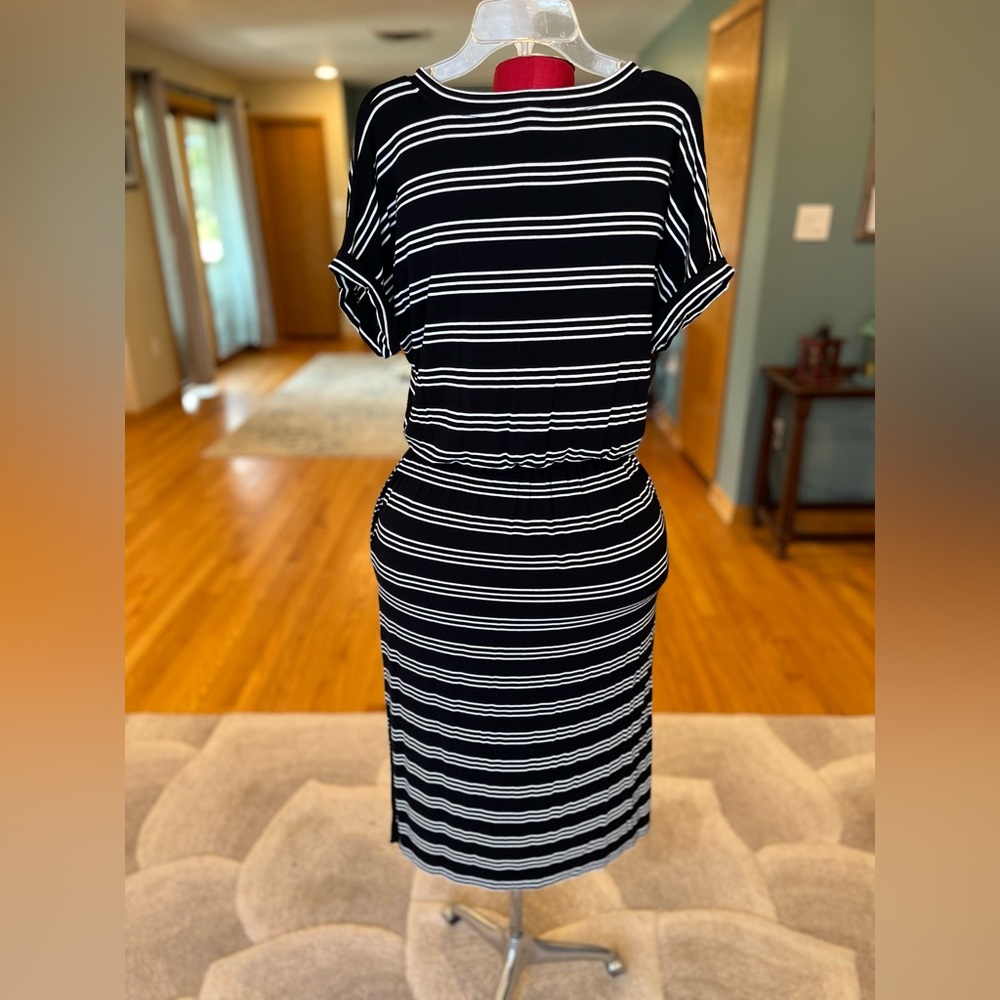 Banana Republic comfy, stretchy black & white casual midi dress
